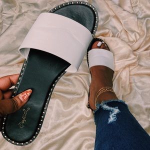 Black and White Sandal 🤍